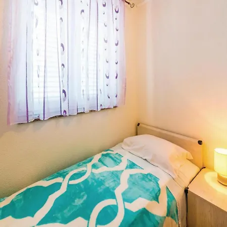 Three-bedroom In Labin Apartment *