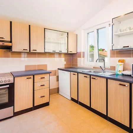 Three-bedroom In Labin Daire *